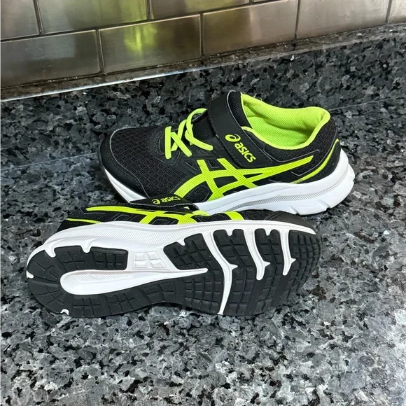 Asics Black and Green Athletic Shoes with Dynamic‎ Design ASICS GEL-KAYANO 28 BLACK/HAZARD GREEN - Running shoe main image 3
